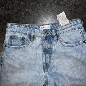 ZARA STRAIGHT LEG JEANS - Använd några ggr. Bra skick förutom hål vid öppningen. Stl 36