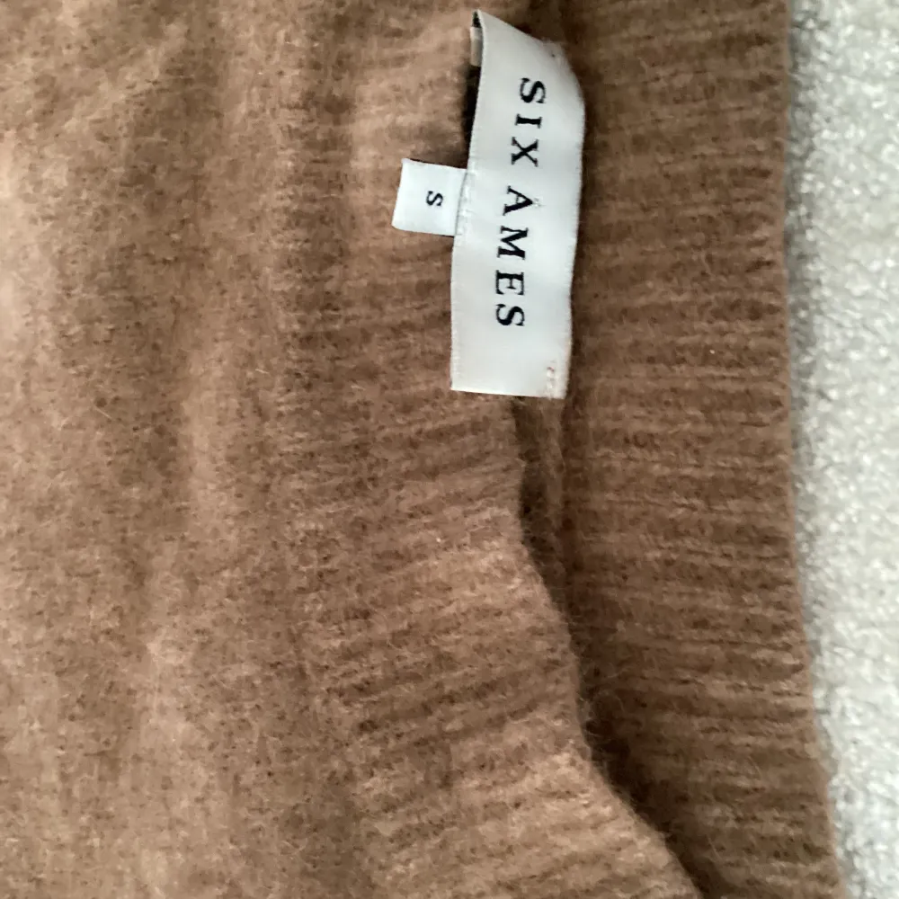 Ull tröja från six ames,original pris: 449kr,jätte fintskick🤍skriv priv till mig om frågor 💗💗. Tröjor & Koftor.