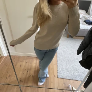 Stickad tröja  - En lite tunnare stickad tröja i jättefint skick, nypris 450kr🤍🙌🏼