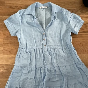 Blå volang klänning - En supergullig volang klänning med knappar från zara. Den är i storlek S men tyvärr har den blivit för kort för mig💓 kontakta mig för mer information