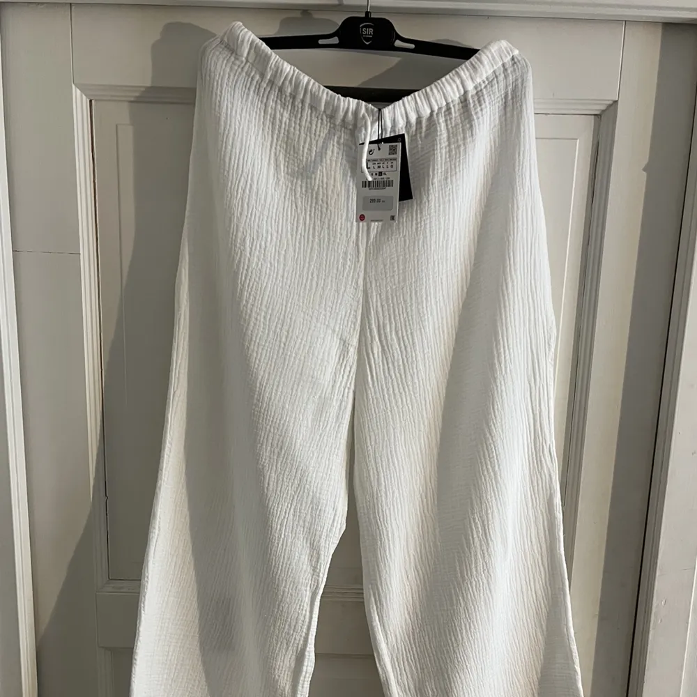 Säljer ett par helt nya oanvända vita linnebyxor från Zara. Luftig och somrig modell. Kostat 299kr men säljer för 100kr!. Jeans & Byxor.