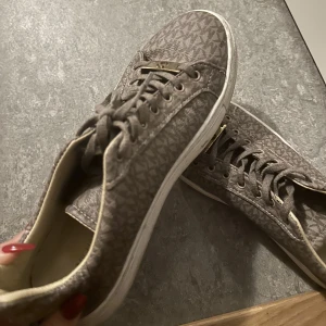 Michael kors skor - Michael kors skor i storlek 39. Säljs pga att de ej kommer till användning. Passar för personer som har storlek 38 även 