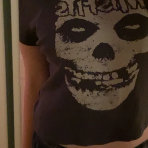 Misfits top  - Köpt för ett tag sedan, men aldrig kommit till användning. Den är ifrån H&M och är i bra kvalitet👍.