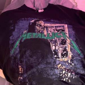 Metallica tshirt köpt från H&M, bra skick. Rätt så oversize:) 
