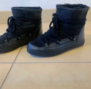 Inuikii skor - Jag säljer nu mina svara inuikii skor i storlek 37 passar även 38!! 