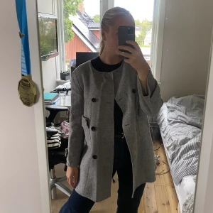 Grå kappa - I väldigt gott skick! Superfin grå kappa. Passar bra till allt. 