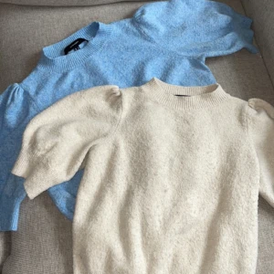 Stockade tröja - Jag säljer dessa två sjukt fina stickade tröjor för 115kr styck ( 200kr sammanlagt) då dom inte längre kommer till användning. Blåa tröjan är i storlek M och Vita är i storlek S. (Pris kan diskuteras)