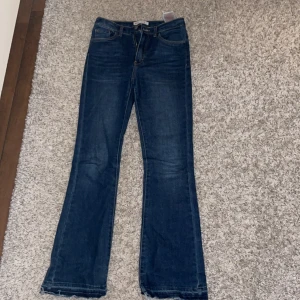 Levi’s jeans för barn - Dina jeans från levis har dock stretit upp dom där nere men annars bra skick tycker jag☺️