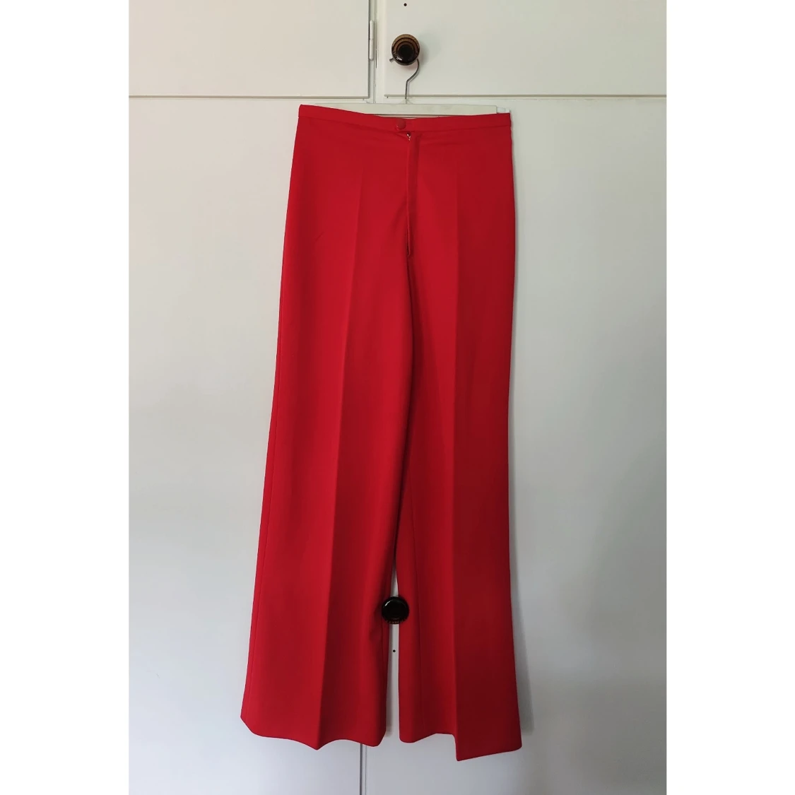 Röda utsvängda byxor