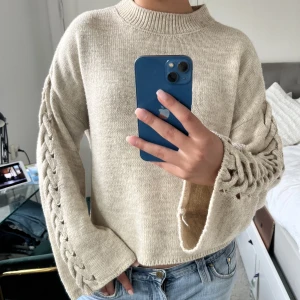 Stickad tröja  - Stickad tröja med snygga detaljer på armarna!