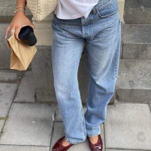 ”Relaxed jeans washed blue” från djerf avenue, storlek 28 (samma som Matilda har på bilderna). Använda 2 gånger