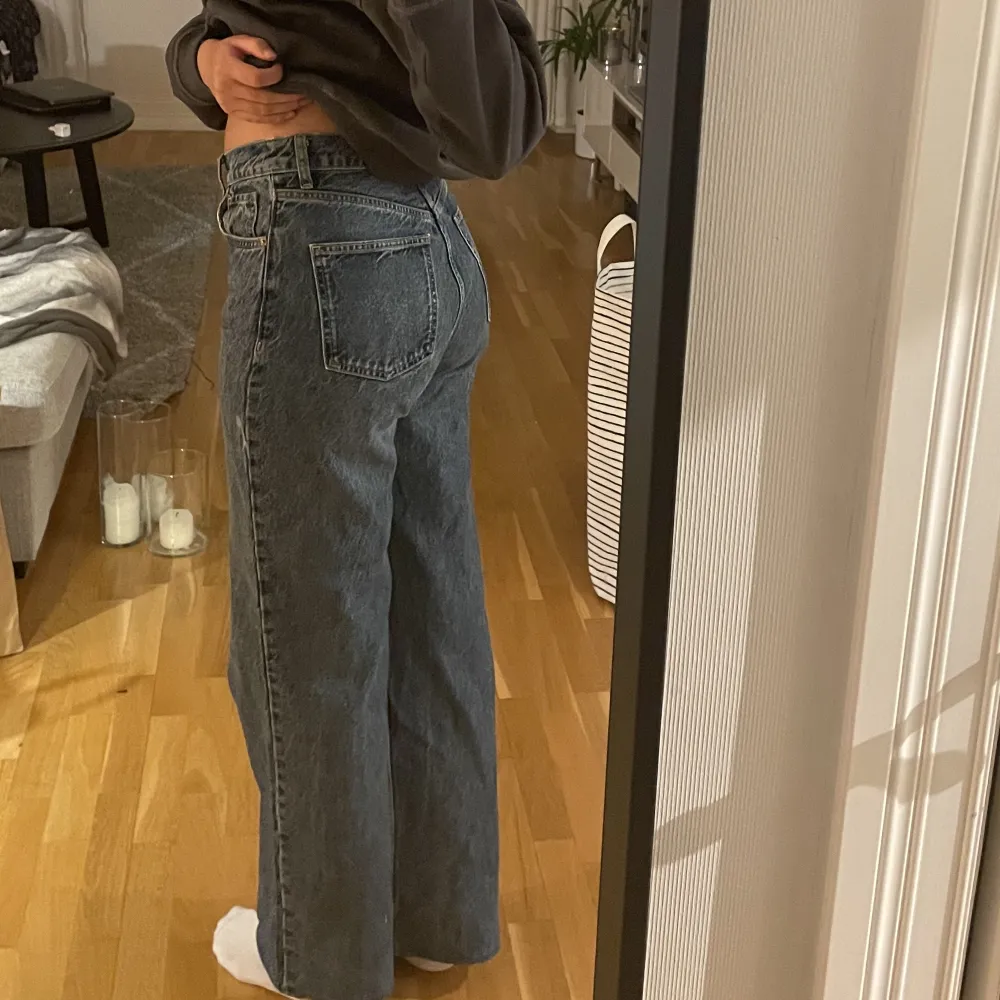 Snygga blå jeans från ZARA. Modellen är vid och har storlek 36. Väldigt fint skick. Jag är 169 och längden är jättefin.. Jeans & Byxor.