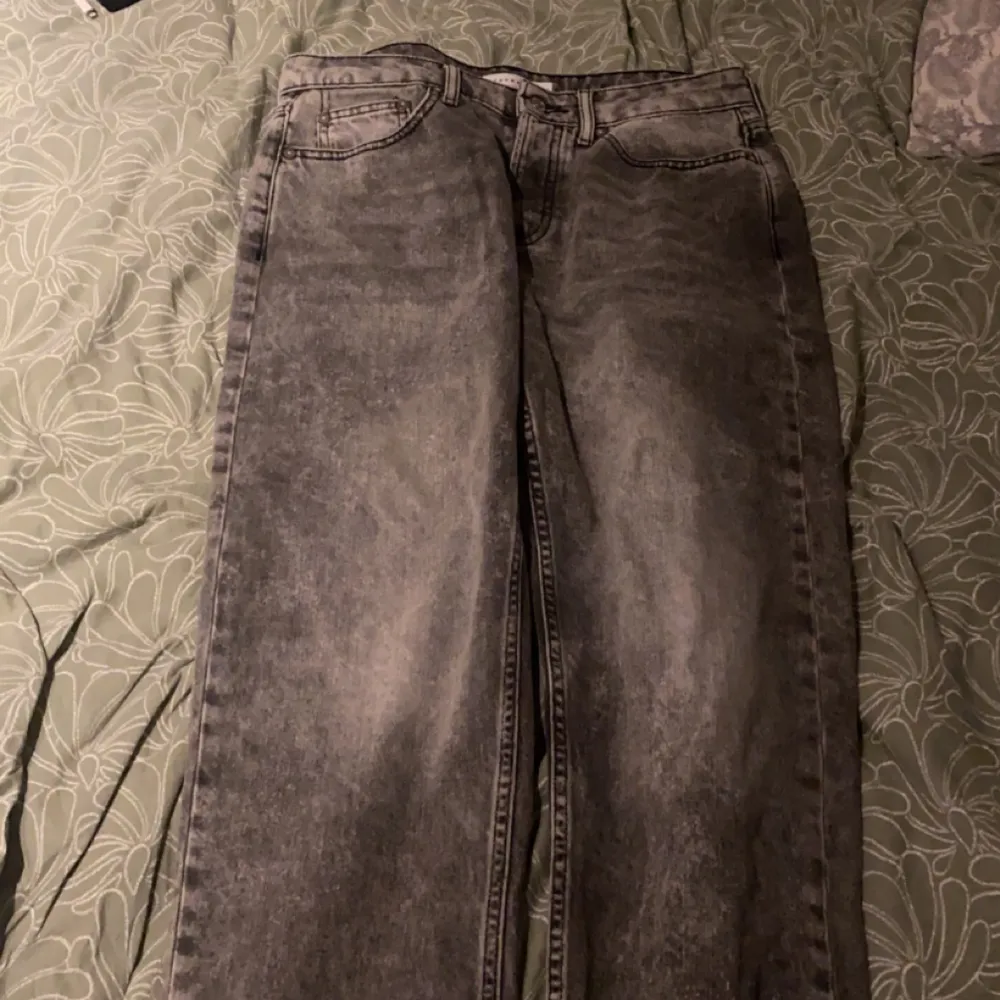 Schyssta gråa jeans som är helt oanvända då de är för små. Strlk 32/30. Jeans & Byxor.