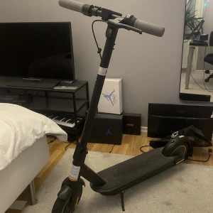 Elsparkcykel - Säljer min ihopfällbara elsparkcykel som är köpt förra sommaren som har inga skador eller något.  Den väger 20 kg och kan hålla Max 120 kg Den når upp till 35 km/h  