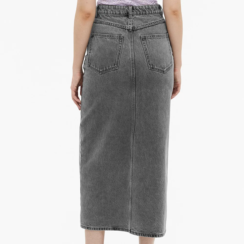 Säljer denna super snygga jeans kjolen ifrån monki i st 38. Liten i storleken, har vanligtvis 36 och är 1.55. Säljer då den inte kommer till använding . Kjolar.