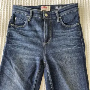 Super snygga mörkblå jeans från Dobber i storlek 27. Stretch med slim passform!