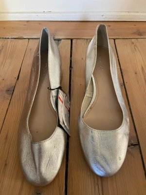 Ballerinaskor med klack  - Med alla lappar kvar lite stötta på klack och fram 