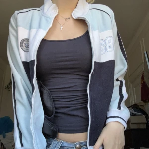 Zip hoodie - En jättecool zip up hoodie/ fleece som tyvärr är lite liten på mig. Bra skick men använd 