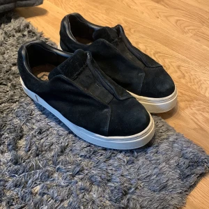Eytys svarta - Storlek 42 i skick 6,5/10, något använda. en liten defekt är vid hälarna där jag har satt lagningslappar, inget som syns utanpå eller känns vid användning. (Nypris 2000kr) kartong medföljer