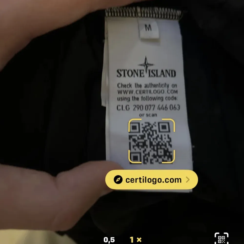 En äkta stone island t-shirt, använd fåtals gånger. Tröjan är i toppskick. Kan skickas.. T-shirts.