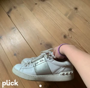 Valentino skor - Hej! Säljer tyvörr vidare dom här äkta valentino skorna som ja köpte från Plick pga av att de är för stora (första bilden e lånad) annars super fina, kom privat för fler bilder och pris kan diskuteras 