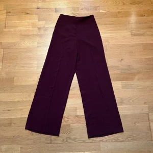 vinröda kostymbyxor från Asos - knappt använda!