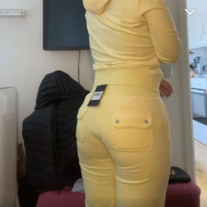 Juciy sett - Säljer mitt gula juciy sett. Byxorna är i storlek XS och tröjan i S bra skicka och inga skador 