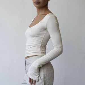 A-dsgn tröja  - Ljus ljus beige tröja från adsgn. Använd vid 2 tillfällen så så gott som helt oanvänd. Stretchig så passar de flesta storlekar bra och går att vända åt andra hållet och ha ryggen fram. Orginal pris 500kr.