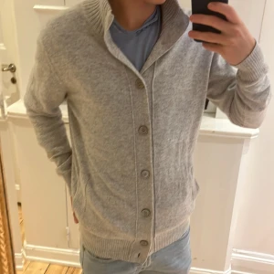Grå Kashmir cardigan  - Grå Kashmir cardigan med knappar från soft goat i nyskick (knappt använd) med nypris 2700