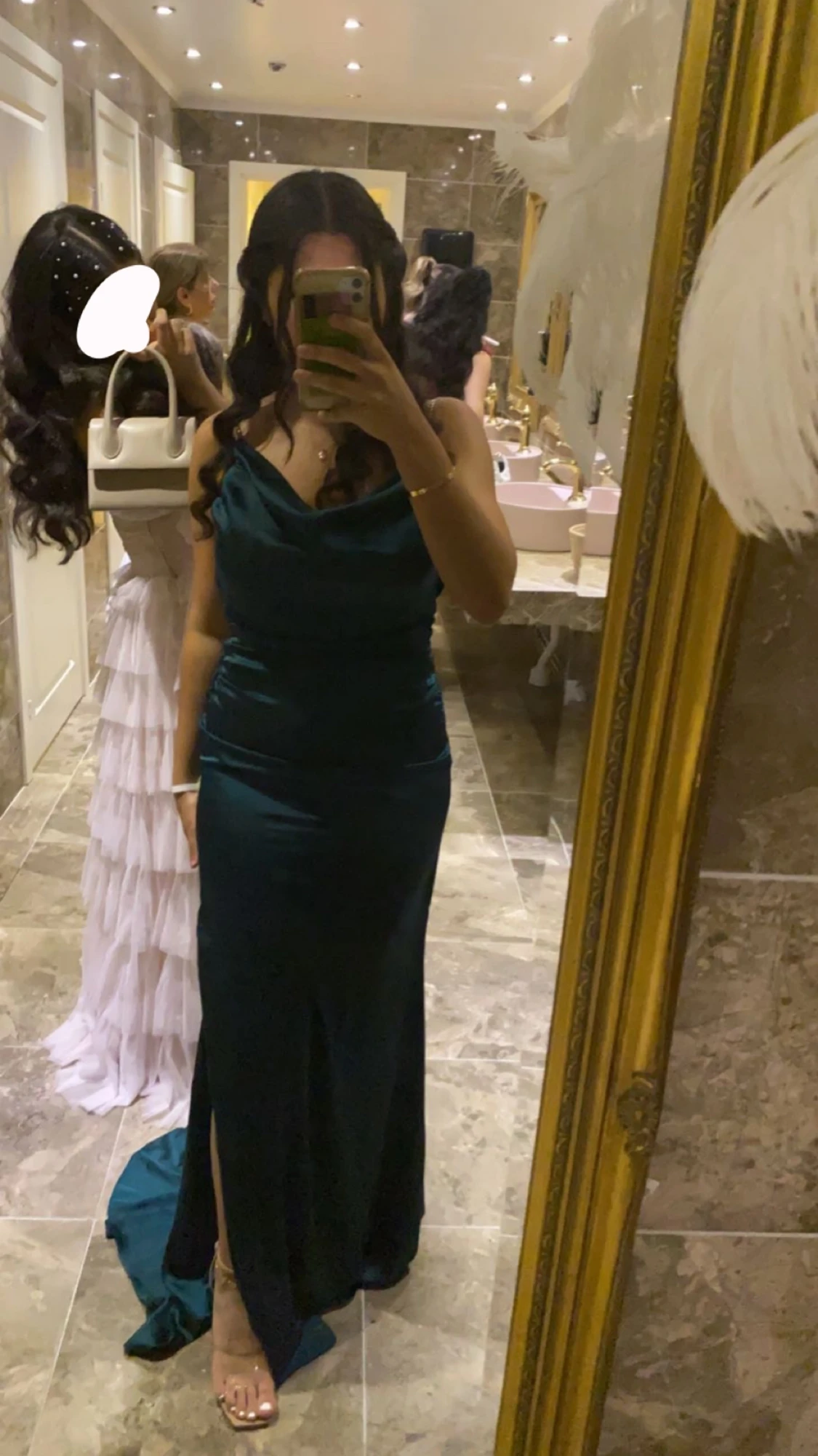 Grön satinklänning med öppen rygg