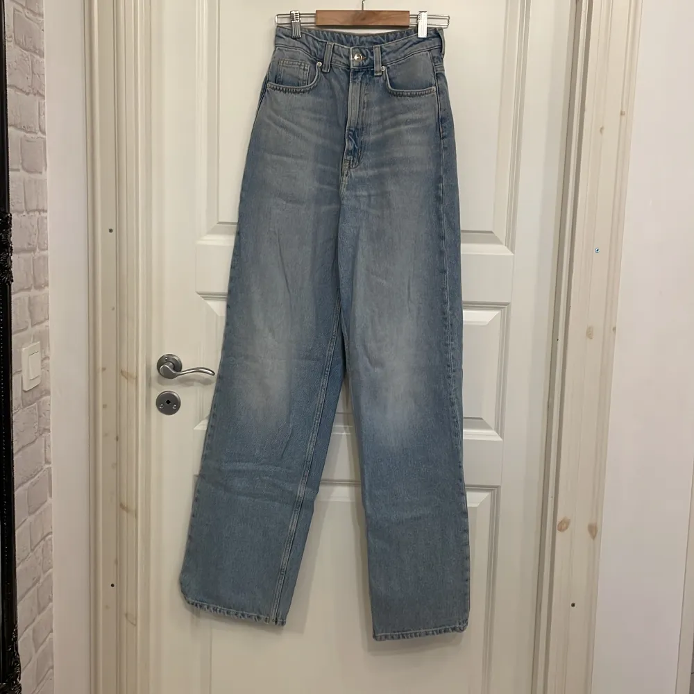 Super snygga högmidjade jeans. Väldigt långa och sitter perfekt i midjan. . Jeans & Byxor.