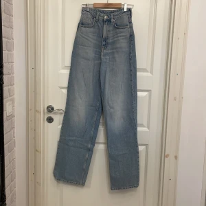 Jeans  - Super snygga högmidjade jeans. Väldigt långa och sitter perfekt i midjan. 