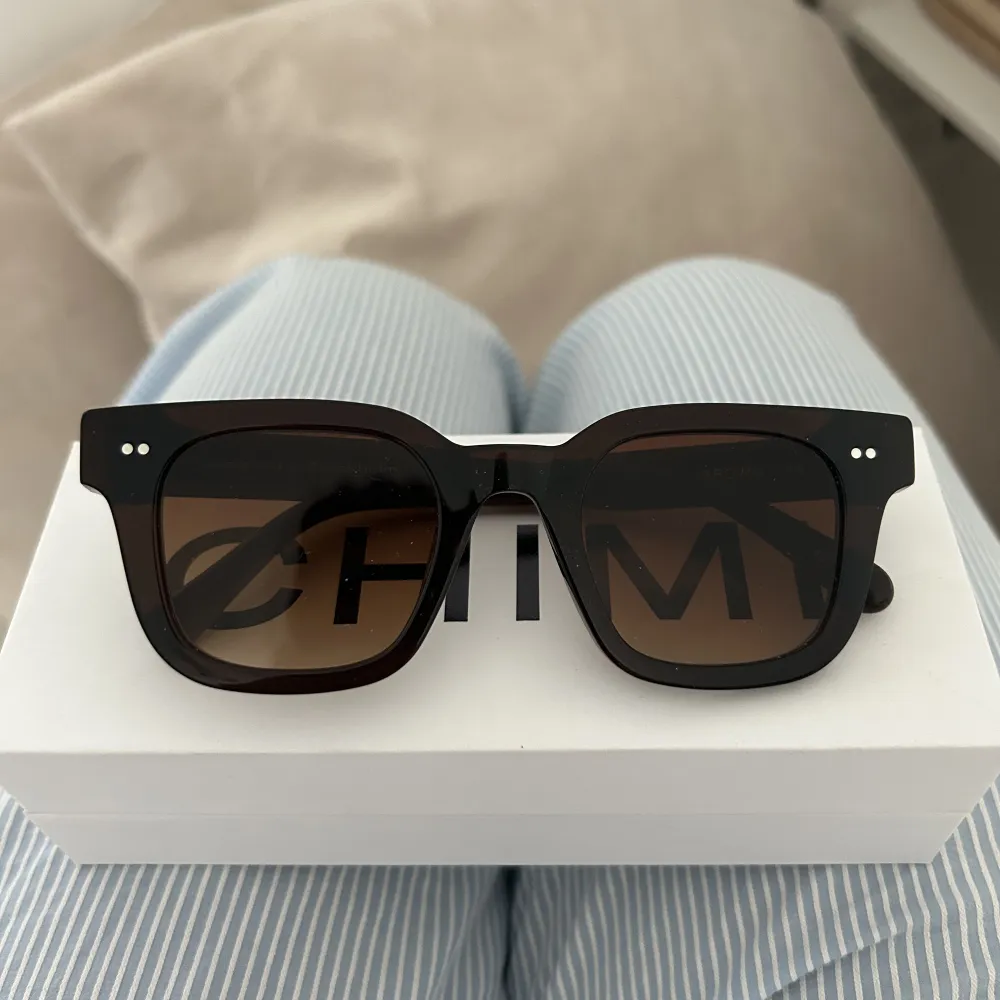 Säljer dessa Chimi glasögon i modellen 04 Brown. Säljer pågrund av lite användning. Box och tillbehör tillkommer. Pris kan diskuteras vid snabb affär. Accessoarer.