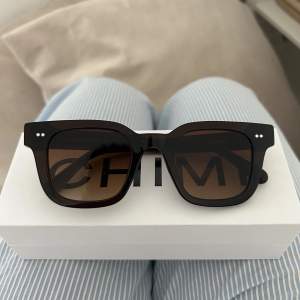 Säljer dessa Chimi glasögon i modellen 04 Brown. Säljer pågrund av lite användning. Box och tillbehör tillkommer. Pris kan diskuteras vid snabb affär