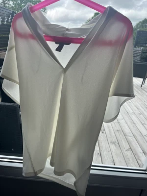 Blus  - Söt vit blus från hm som aldrig kommit till användning ! 💗