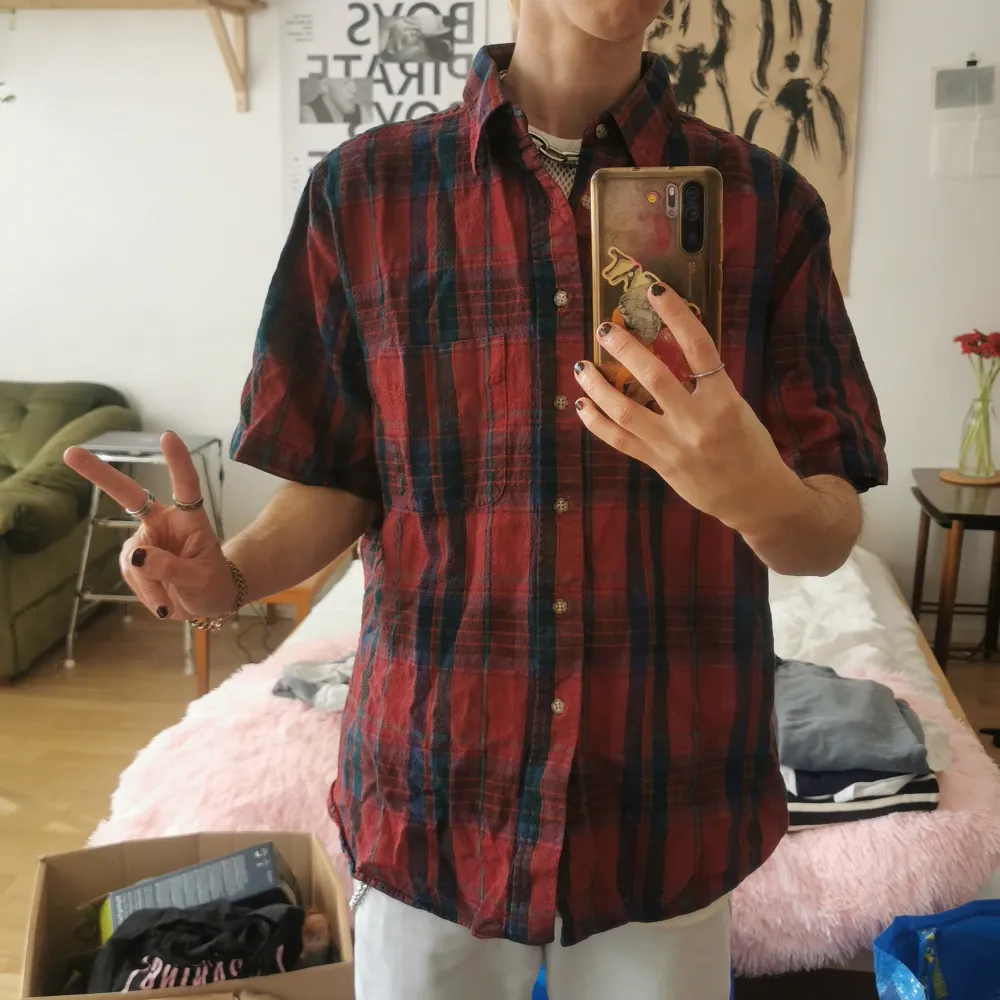 Super cool authentic Pendleton flannel (butches to the front) - I've loved it but now it's time to pass it on! Label says XL but I'd say it's an M L depending how tight you like ur shirts. See ref pic of me wearing it, I'm 160cm tall. . Skjortor.