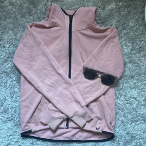 Zip hoddie - Rosa zip hoddie. Lite använd. Köpt från stadium. Storlek 146-152. Perfekt till hösten och till träning. Märke: Soc