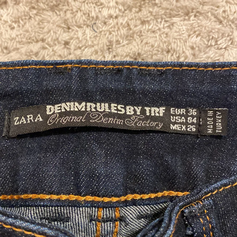 Säljer mina lågmidjade zara jeans pågrund av att dom är förstora för mig! Köpt på secondhand men har aldrig använts då dom är förstora!😊Säljs inte längre i butik, köpta för något år sen!💖😁 kontakta om ni har några frågor!❤️‍🔥🫶🏻⭐️✨. Jeans & Byxor.