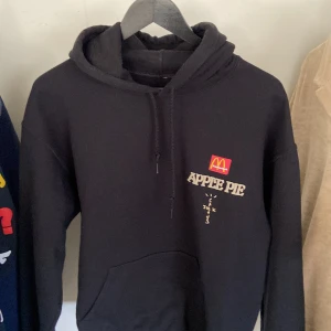 Travis Scott Cactusjack Hoodie - Travis Scott CactusJack Hoodie. Riktigt fet, skön passform och bra skick.  Säljer pga att den är lite liten för mig.  Inga defekter.  Storlek M Pris 1200
