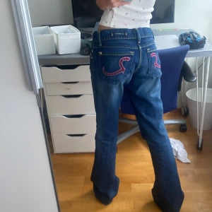 Rock &republic jeans våga pruta!!! - Säljer  mina rock & republic jeans! Dem är lågmidjade, botcut och har röda rinestones på fickorna. dem är i strl 25 men är förstora för mig med storlek 34 eller mindre.  Dem är i super bra skick!  skriv för fler frågor! Pris går alltid att diskuteras ❤️