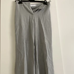Gråa kostymbyxor  - Använda fåtal gånger, fin passform. Bra längd på mig som är 170cm.  Ny pris 299kr säljer för 130kr