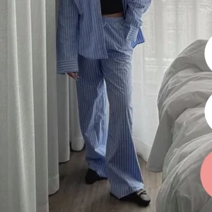 Randig byxa  - Säljer mina blå randiga byxor från Nelly som inte kommer till användning! Knappt använda. Jag är 172cm och dom är långa på mig💓💓frakt ingår i priset 