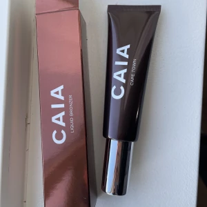 Caia Bronzer Cape Town - Caias liquid bronzer i Cape town nyansen. Som ny. Har endast provat någon lite droppe och den passar inte på mig. 