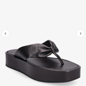 Skor - Säljer oanvända sandaler från Filippa K!! Köpte för 3700 säljer för 1600 