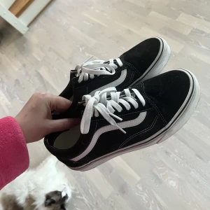 Vans - Säljer nu mina nästintill oanvända vans!! Har knappt fått användning för de vilket är varför jag säljer de nu☺️det är storlek 40,5!