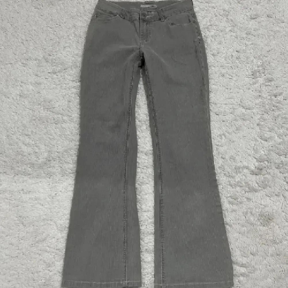 Jätte fina gråa jeans som jag jag köpt på Plick men som tyvärr inte passade mig. Storlek 27/32 och i väldigt fint skick!. Jeans & Byxor.