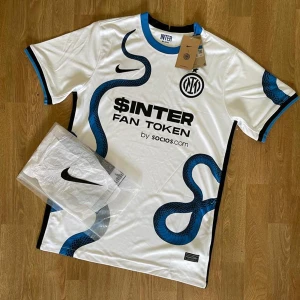 Inter tröja  - Inter fotbollströja tröja helt ny påse ingår tröjan finns i st m och s 