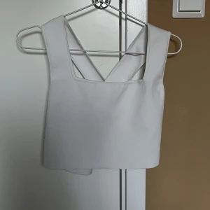 Topp - Jättefint vitt linne med korsad rygg. Storlek M från hm. Bra skick.