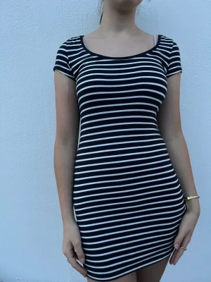 Striped dress - Randig tajt t-shirt klänning. Fin basic och perfekt för en kapselgarderob