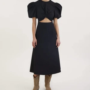 Wakakuu klänning stl. S - Klänning från Wakakuu Icons (Fanny dress) I svart stl. S Använd vid fåtal tillfällen. 